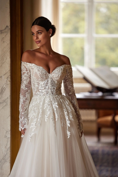 Luxury Wedding Dress - Embroidered Long Sleeve A-line with a Deep Heart Cutout - Erregina - LIDA-01356.00.17